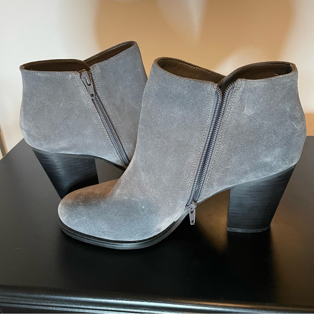 Guess women’s gray suede bootie. Size 9